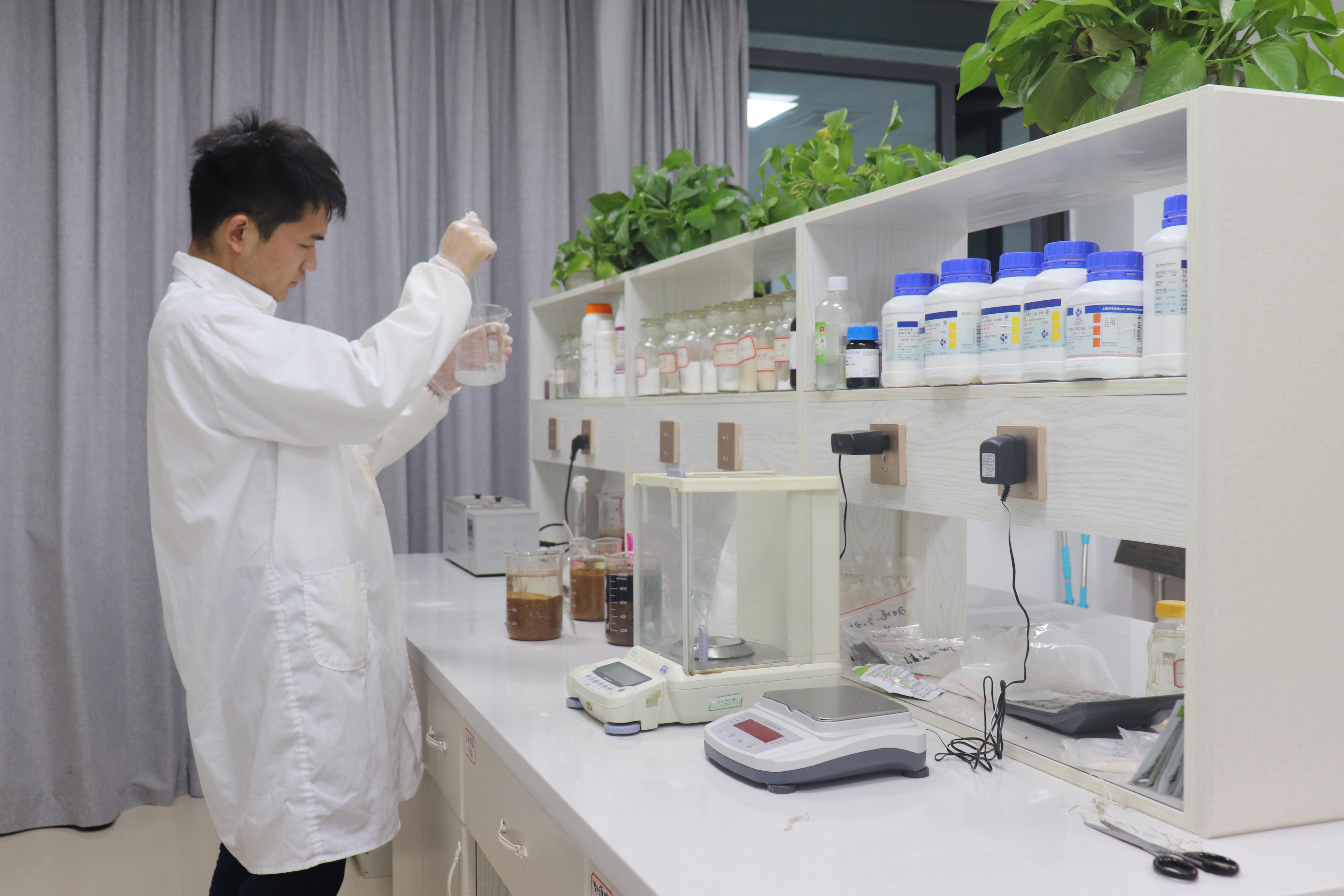 研發工作室內場景2.JPG 研發工作室內場景2.JPG