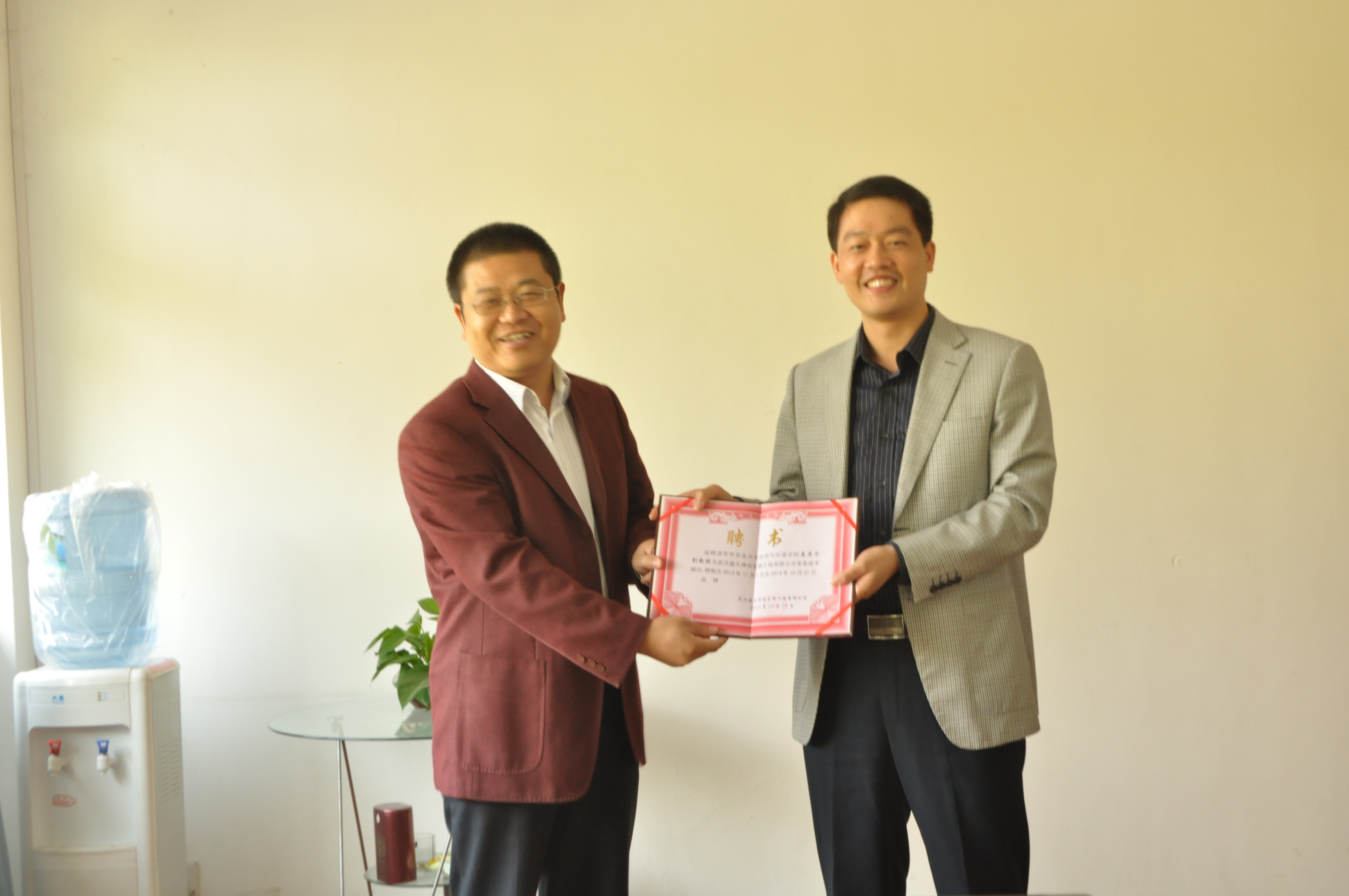 專家與公司領導合影2 .jpg 專家與公司領導合影2 .jpg